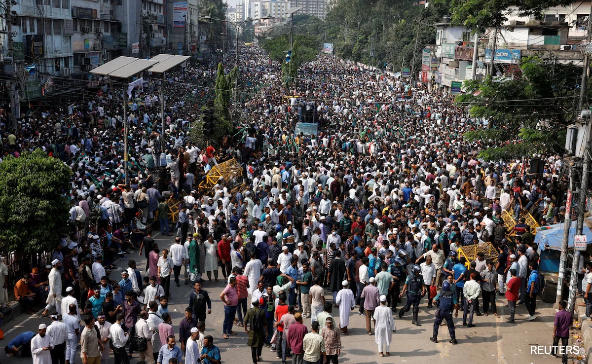 Bangladesh Cops, Garment Workers Clash During Protest Over Low Wage