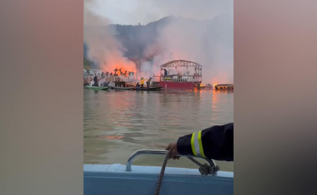 Video: Massive Fire At Srinagar’s Dal Lake, Several Houseboats Destroyed