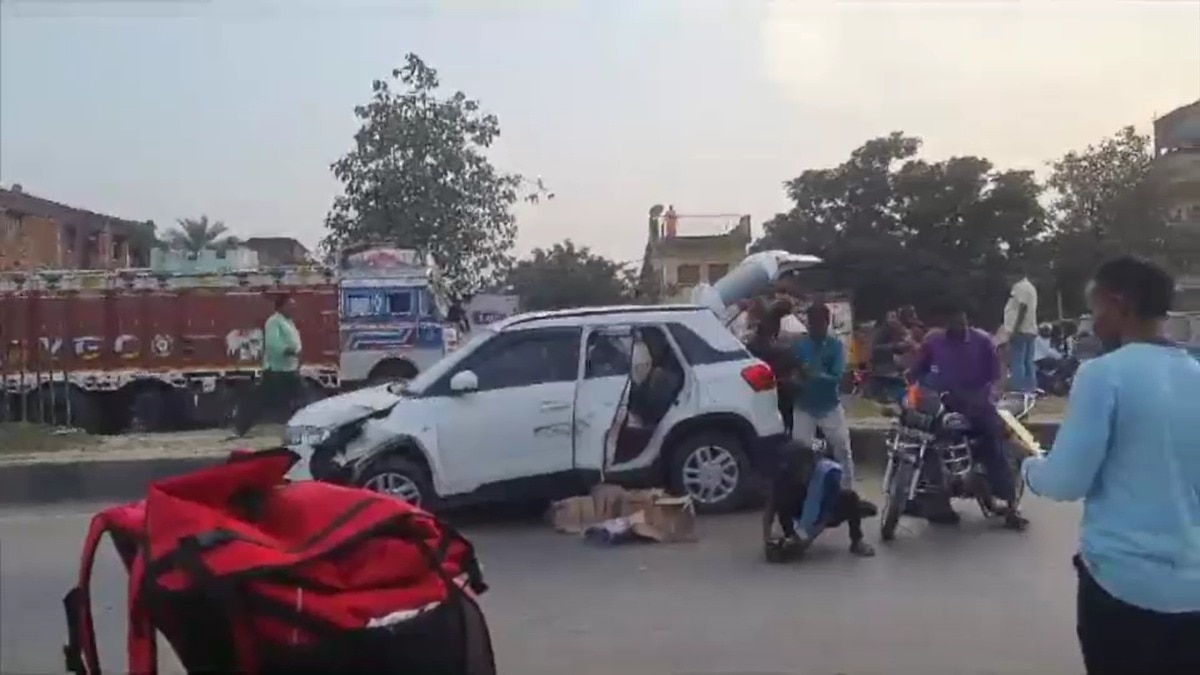 Viral video: People loot liquor from car after crash on highway in Bihar
