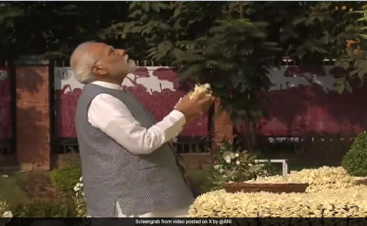 PM Modi Pays Floral Tributes To Birsa Munda In Ranchi