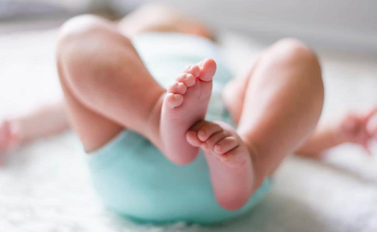 Woman Gives Birth On Mumbai Road, Cops Take mother, Infant To Hospital