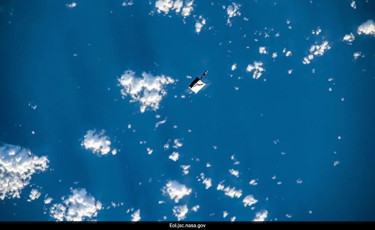Toolbag Escapes Astronauts’ Grasp, Now Orbiting Earth