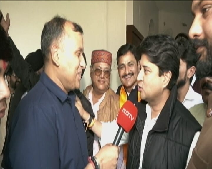 Jyotiratidya Scindia Claps Back At Priyanka Gandhi Over “Height” Jibe