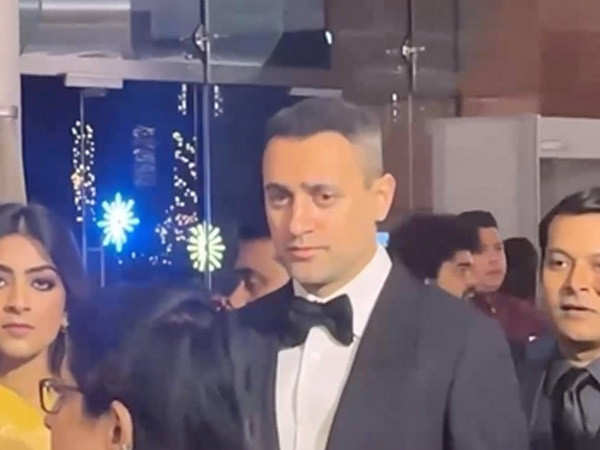 Imran Khan looks suave in a black suit as he attends Ira Khan and Nupur Shikhares reception