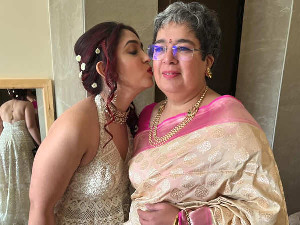 Ira Khan plants a kiss on mom Reena Duttaâs cheeks at her Mehendi Ceremony