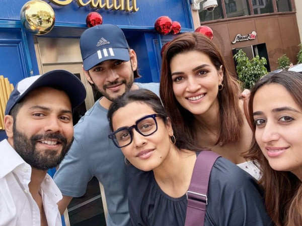 Mahesh Babu Varun Dhawan and Kriti Sanonâs New Year brunch pic from Dubai goes viral