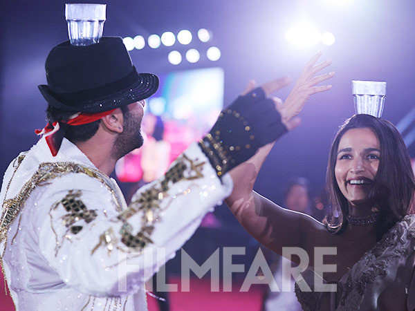 Watch: Alia Bhatt and Ranbir Kapoor recreate Animalâs Jamal Kudu at the 69th Hyundai Filmfare Awards 2024 with Gujarat Tourism