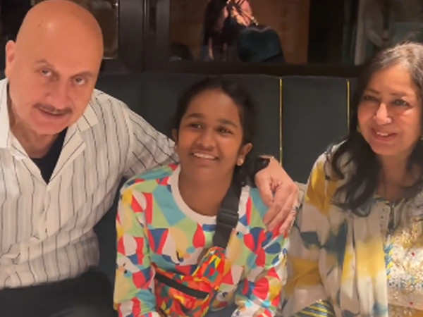 Anupam Kher gets emotional as he talks to Satish Kaushiks daughter during the screening of Kaagaz 2