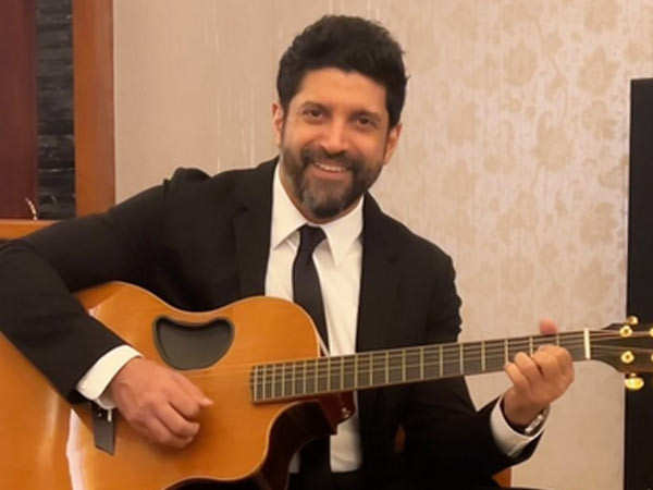 Watch Farhan Akhtar play the iconic Sholayâs theme track