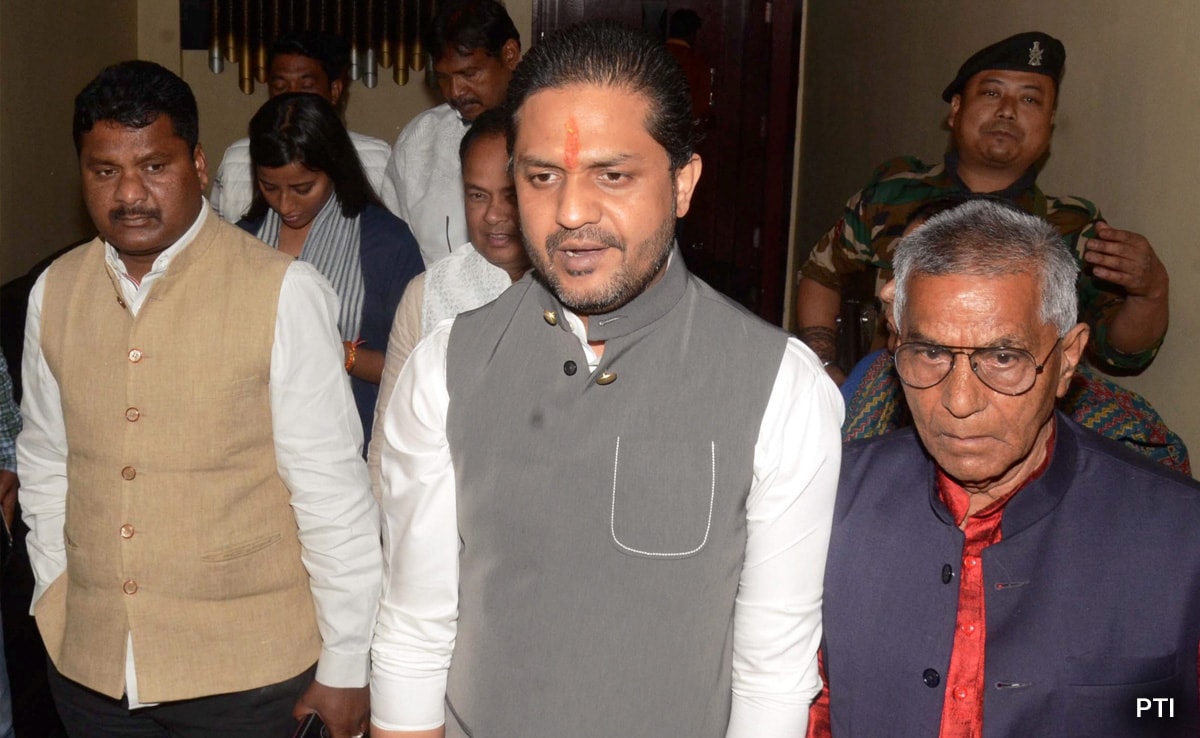 8 Jharkhand Congress MLAs Arrive In Delhi, Seek Removal Of 4 Ministers