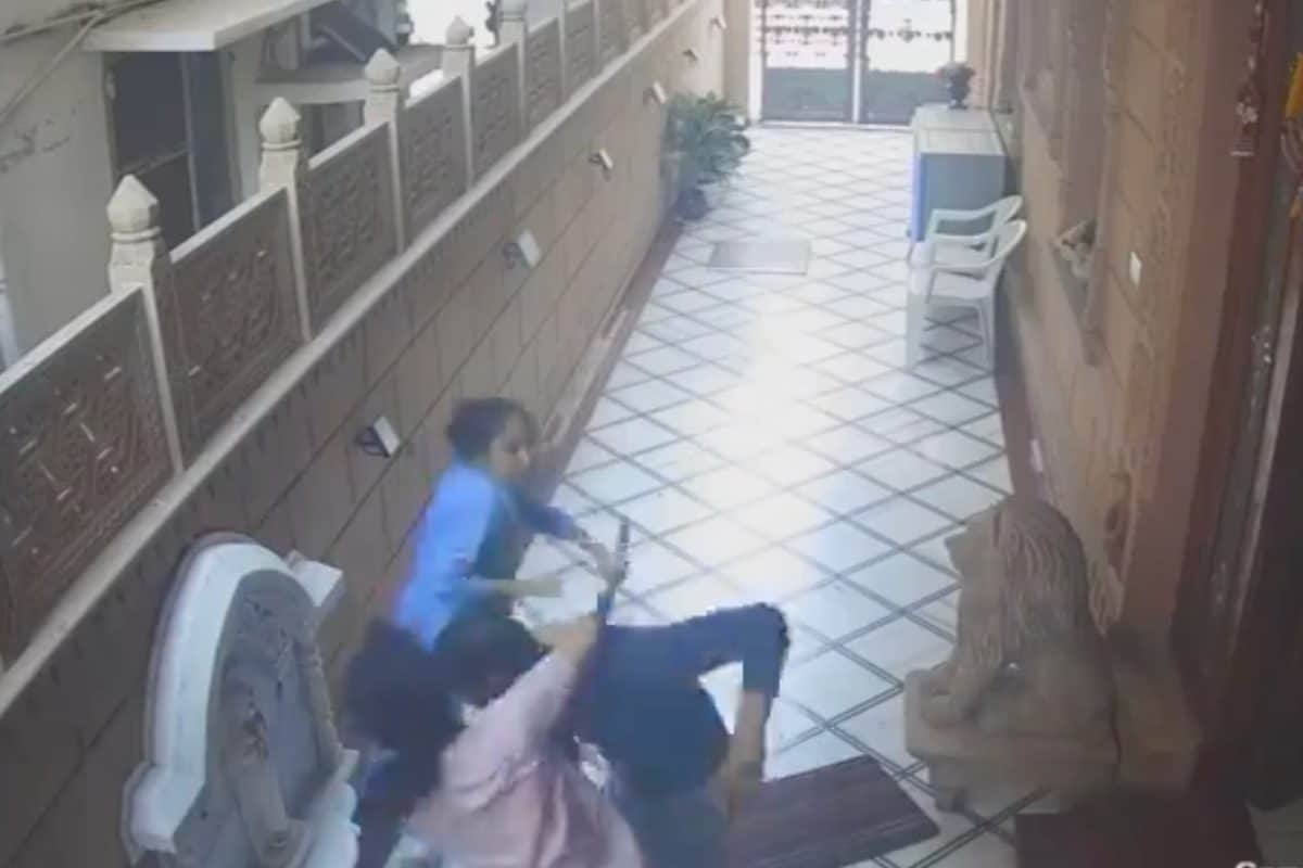 Caught in Action: Mother and Daughter Fight off Armed Robbers in Hyderabad Home
