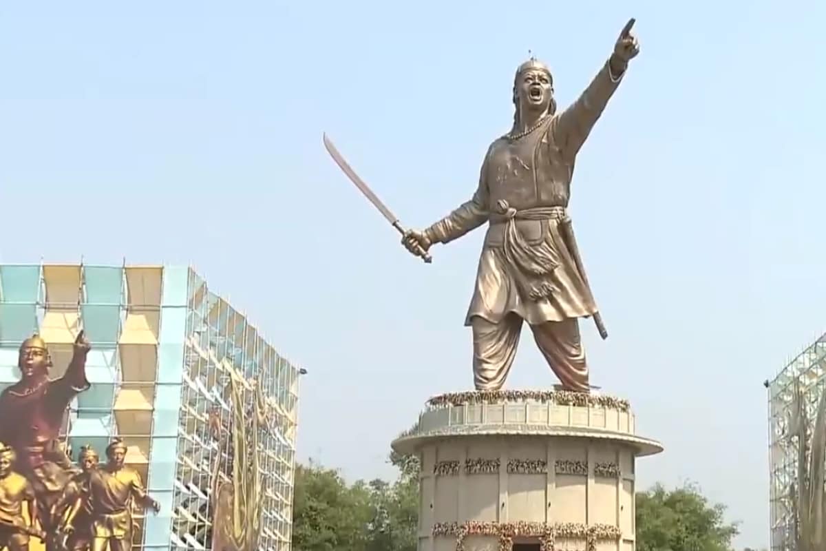 ‘Virasat Bhi, Vikas Bhi’: In Traditional Attire, Modi Unveils Statue of ‘Veer Yodha’ Lachit Borphukan; Participates in Ahom Ritual