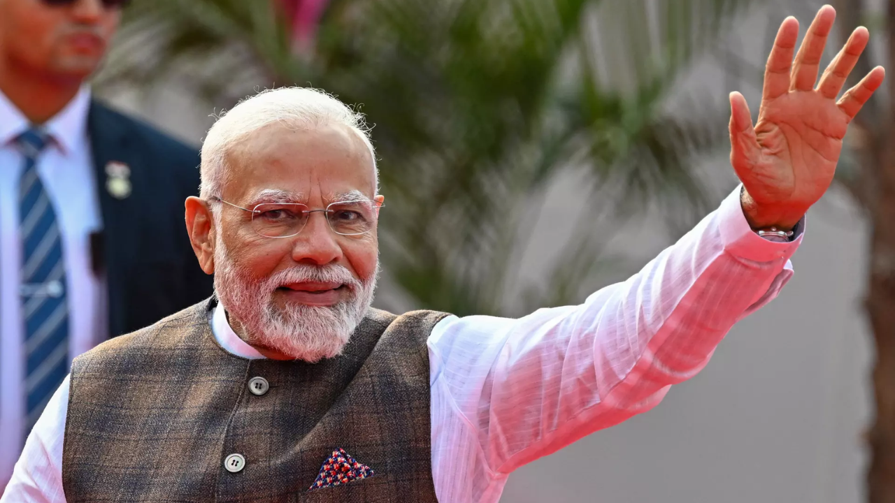 PM Modi extends greetings on Holi eve