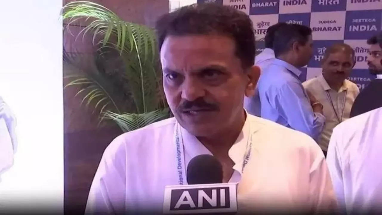 Cong leader urges party to reconsider alliance with Uddhav’s Shiv Sena