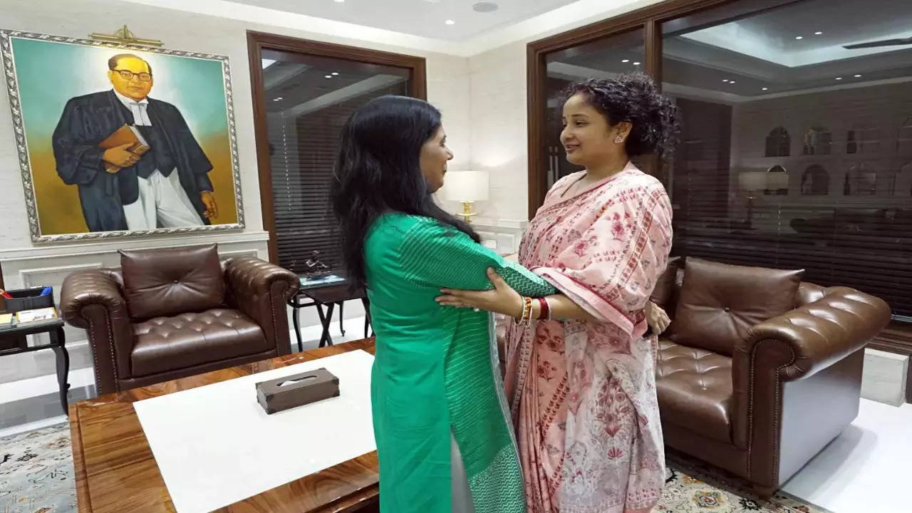 Hemant Soren’s wife meets Sunita Kejriwal in Delhi