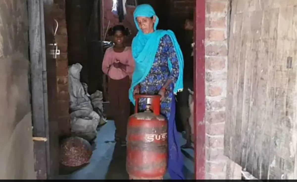 PM Modi Announces Rs 100 Cut In Cooking Gas Cylinder Prices On Women’s Day