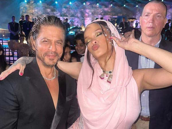 Shah Rukh Khan and Rihanna posing happily in an unseen pic from Ambanis pre-wedding bash Shah Rukh Khan and Rihanna posing happily in an unseen pic from Ambanis pre-wedding bash