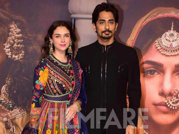 Watch Aditi Rao Hydari pose with fiancÃ© Siddharth at Heeramandiâs premiere
