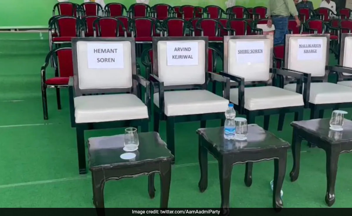 Empty Chairs On Stage For Arvind Kejriwal, Hemant Soren At Mega INDIA Rally