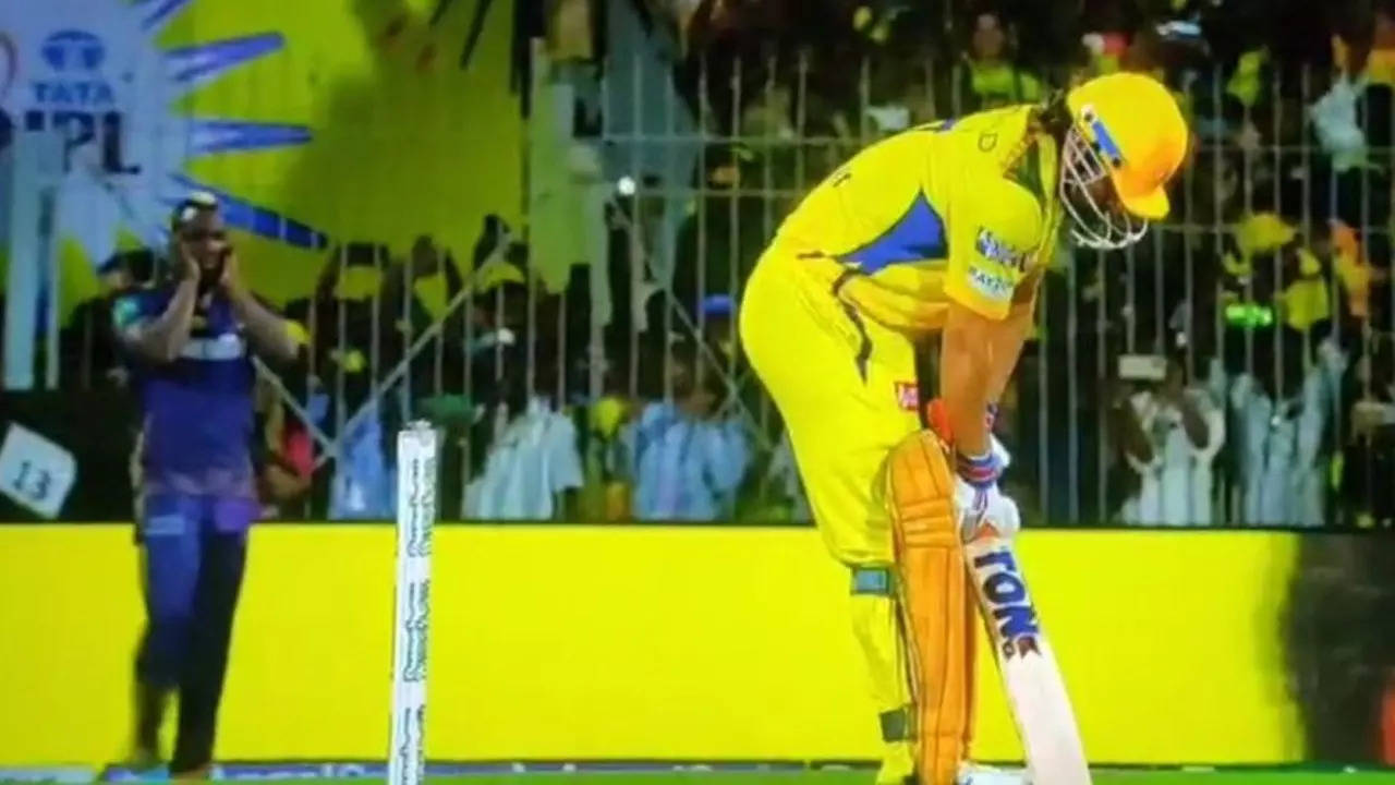 Watch: Russell covers ears upon Dhoni’s arrival