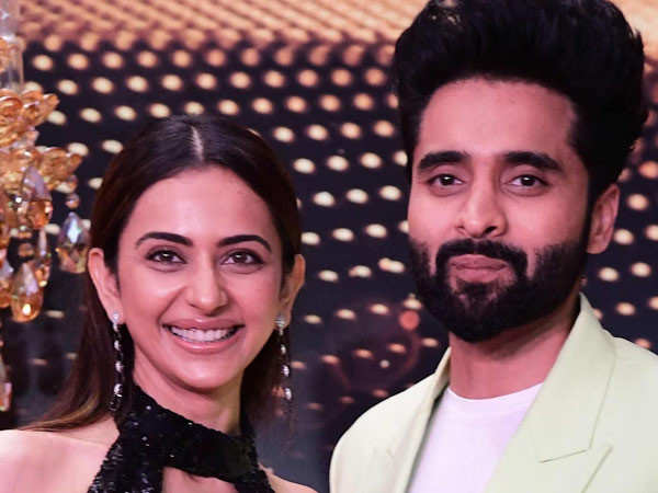 Watch: Rakul Preet Singh and Jackky Bhagnani get clicked on their date night in the city