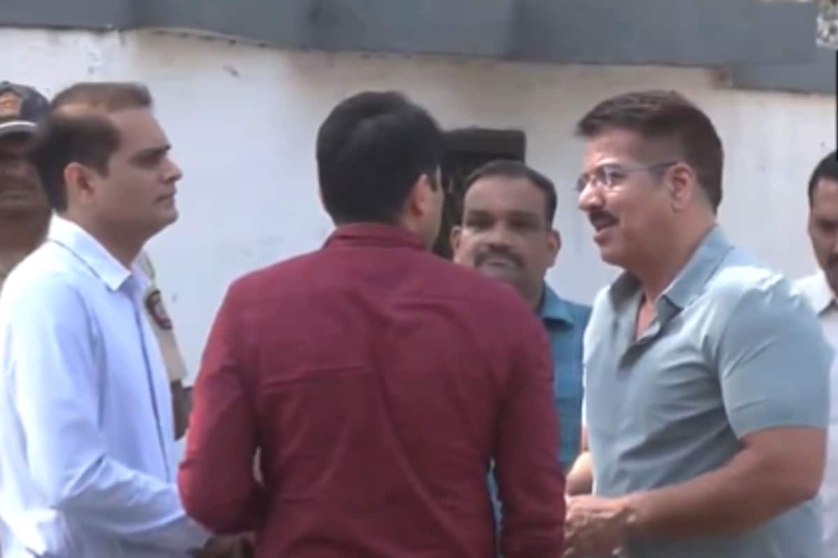 Encounter Cop Daya Nayak Spotted Outside Salman Khan’s Bandra House; Police Probe Firing | Watch Encounter Cop Daya Nayak Spotted Outside Salman Khan’s Bandra House; Police Probe Firing | Watch