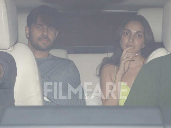 Kiara Advani and Sidharth Malhotra get clicked leaving Karan Johars home in Mumbai. See pics: