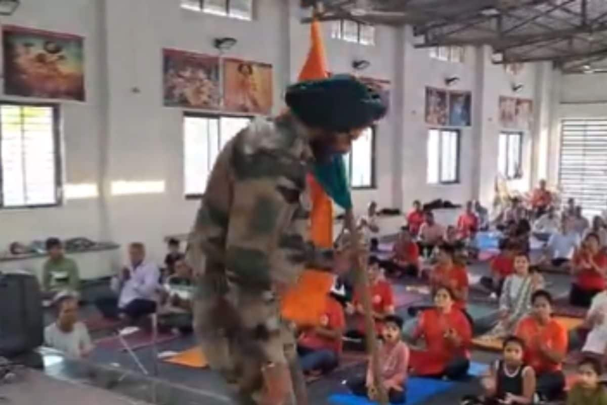 Retired Soldier Falls Dead While Dancing With Tricolour In One Hand, Audience Mistakes It As His Performance