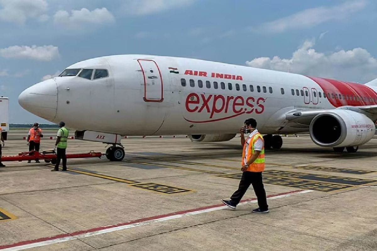 Air India Express Passenger Misbehaves With Crew, Threatens To Jump Off Air India Express Passenger Misbehaves With Crew, Threatens To Jump Off