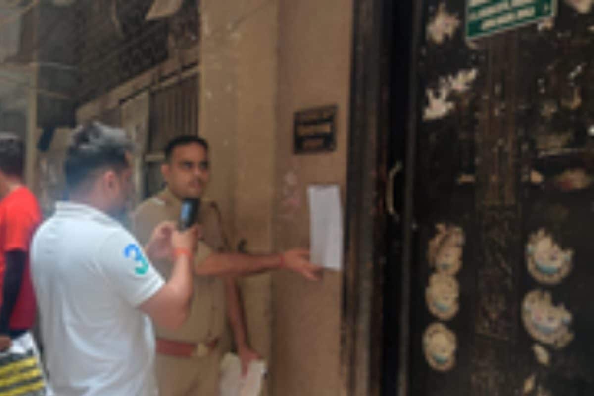 ‘Missing’ Posters Put Up at AAP MLA Amanatullah Khan’s House Days After Petrol Pump Assault ‘Missing’ Posters Put Up at AAP MLA Amanatullah Khan’s House Days After Petrol Pump Assault