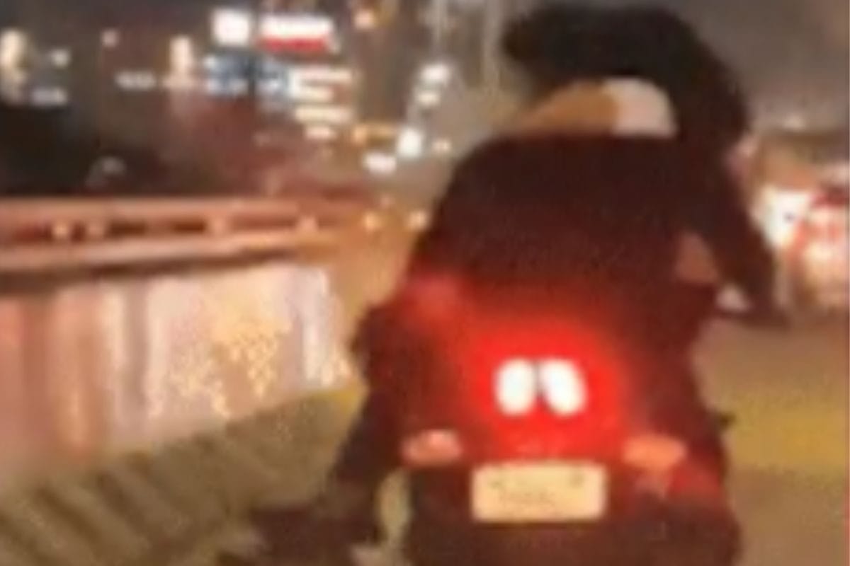 Man Rides Bike With Woman Sitting On His Lap In Bengaluru, Video Goes Viral | Video Man Rides Bike With Woman Sitting On His Lap In Bengaluru, Video Goes Viral | Video