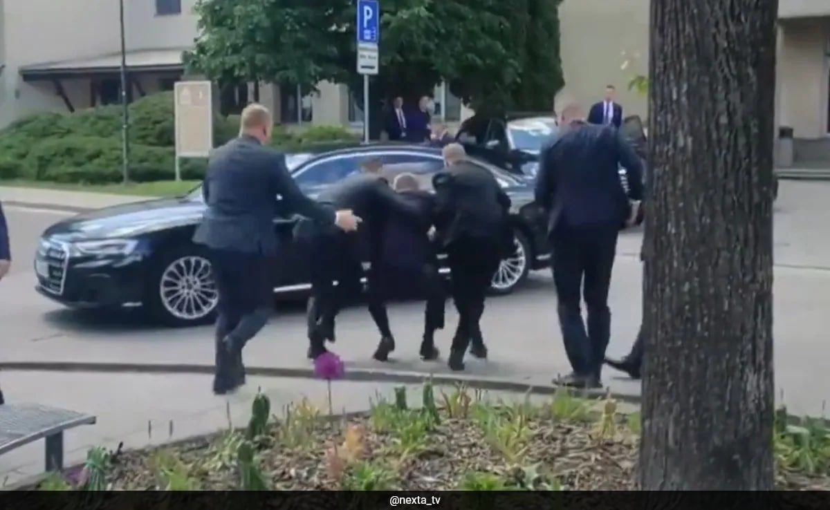 Video: How Slovak PM’s Bodyguards Swung Into Action After He Was Shot Video: How Slovak PM’s Bodyguards Swung Into Action After He Was Shot