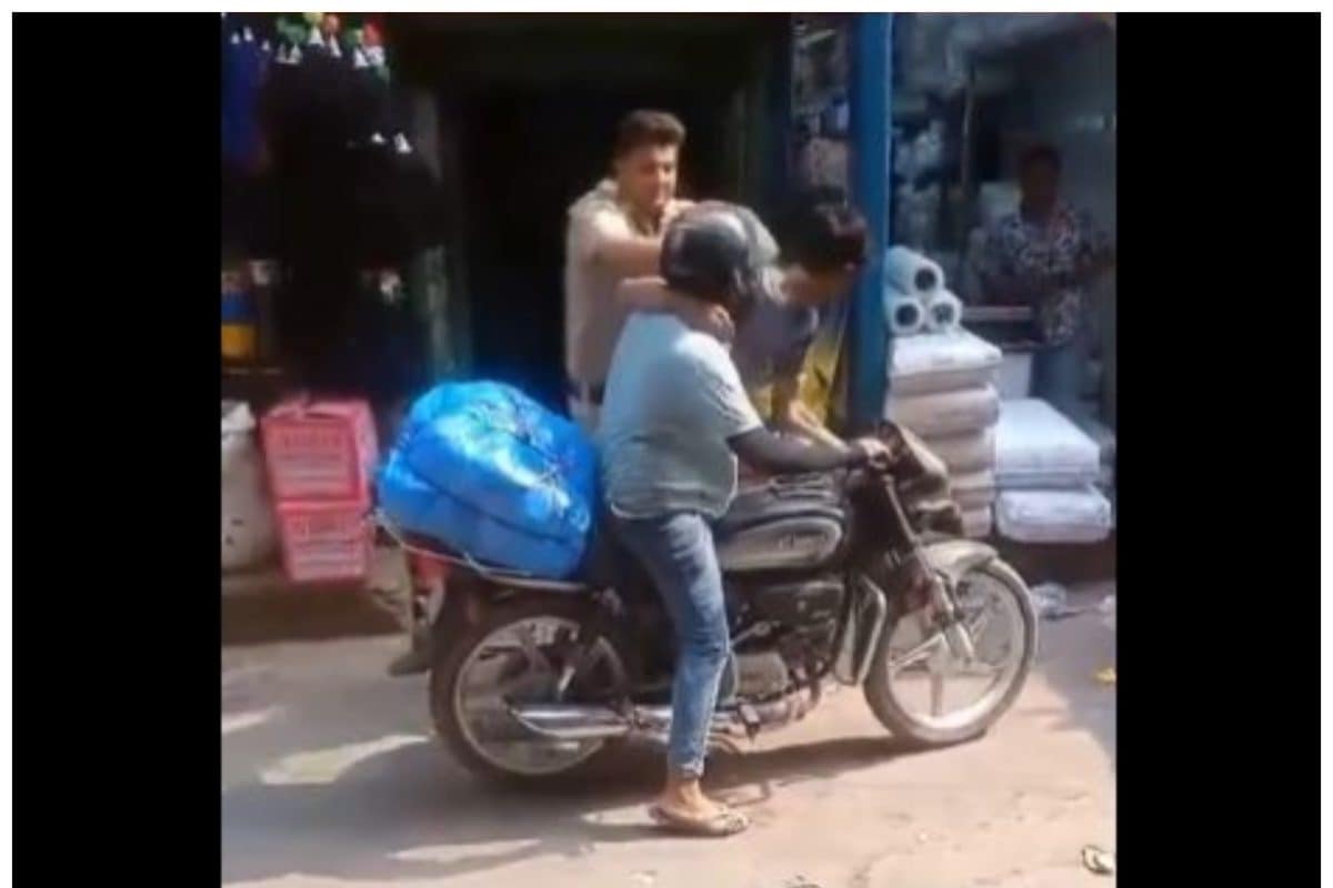 On Cam | Delhi Police Constable Catches Thief Trying To Steal Biker’s Wallet, Netizens React On Cam | Delhi Police Constable Catches Thief Trying To Steal Biker’s Wallet, Netizens React