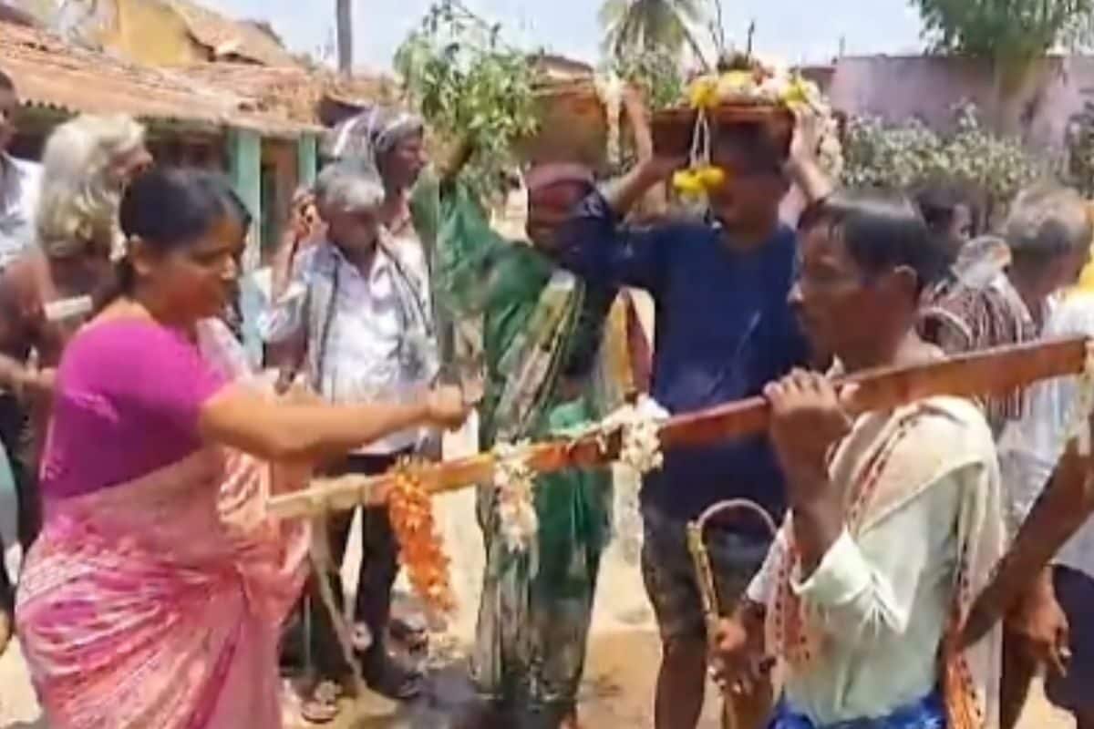 In This Karnataka Village, Saree-clad Man Leads Procession To Please Rain God Varuna In This Karnataka Village, Saree-clad Man Leads Procession To Please Rain God Varuna