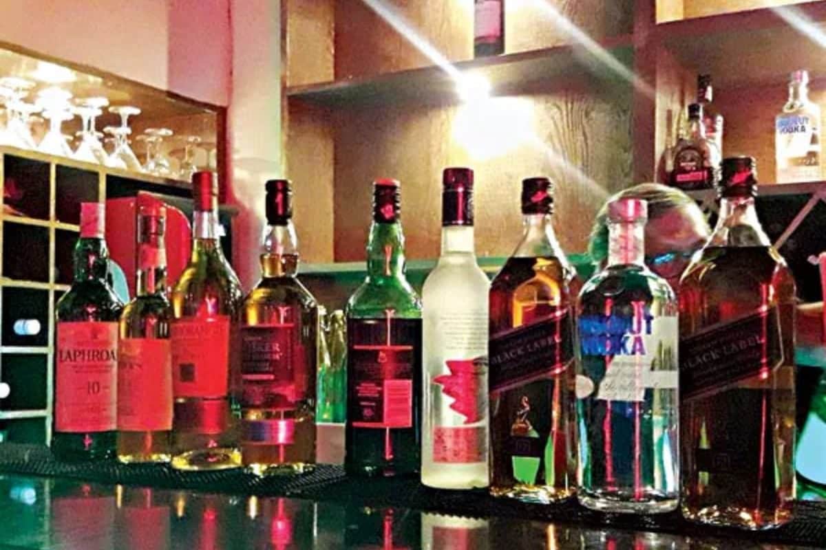 Bars in Noida, Ghaziabad to Open Till 4am? Report Suggests UP Govt Planning to Boost Excise Revenue Bars in Noida, Ghaziabad to Open Till 4am? Report Suggests UP Govt Planning to Boost Excise Revenue