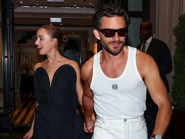 Jonathan Bailey and Phoebe Dynevor grabbed eyeballs at the Met after party Jonathan Bailey and Phoebe Dynevor grabbed eyeballs at the Met after party