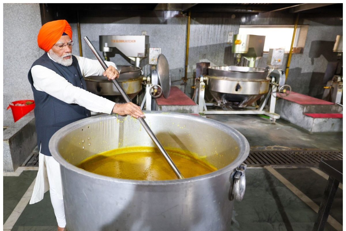 PM Modi Serves Langar At Patna Sahib Gurdwara | WATCH PM Modi Serves Langar At Patna Sahib Gurdwara | WATCH