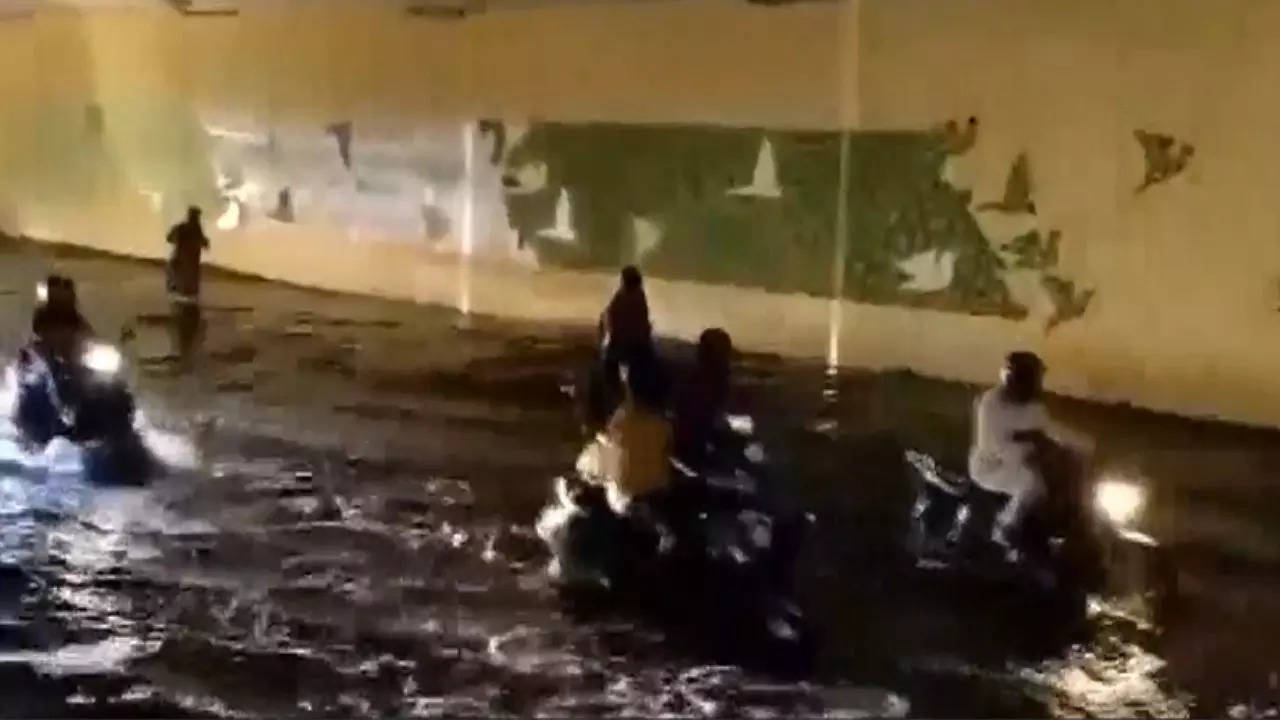 Rain wreaks havoc in Bengaluru; several flights diverted Rain wreaks havoc in Bengaluru; several flights diverted