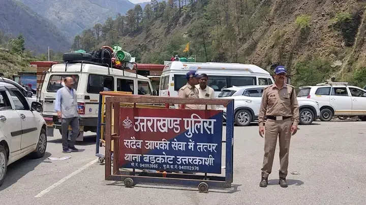 Police urges devotees to postpone yatra to Yamunotri Police urges devotees to postpone yatra to Yamunotri