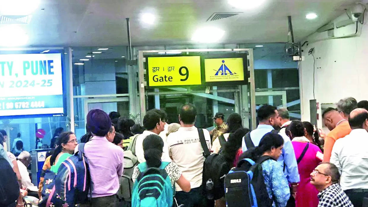 Taxiing AI aircraft collides with luggage tractor at airport Taxiing AI aircraft collides with luggage tractor at airport