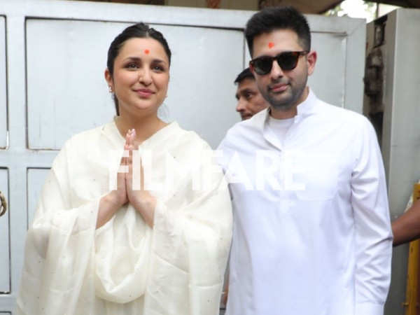 Parineeti Chopra and Raghav Chadha seek blessings at Siddhivinayak temple