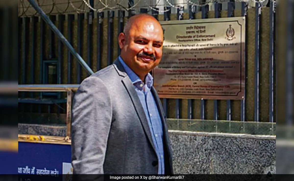 Arvind Kejriwal’s aide, accused of assaulting Swati Maliwal, taken into custody by Delhi Police Arvind Kejriwal’s aide, accused of assaulting Swati Maliwal, taken into custody by Delhi Police