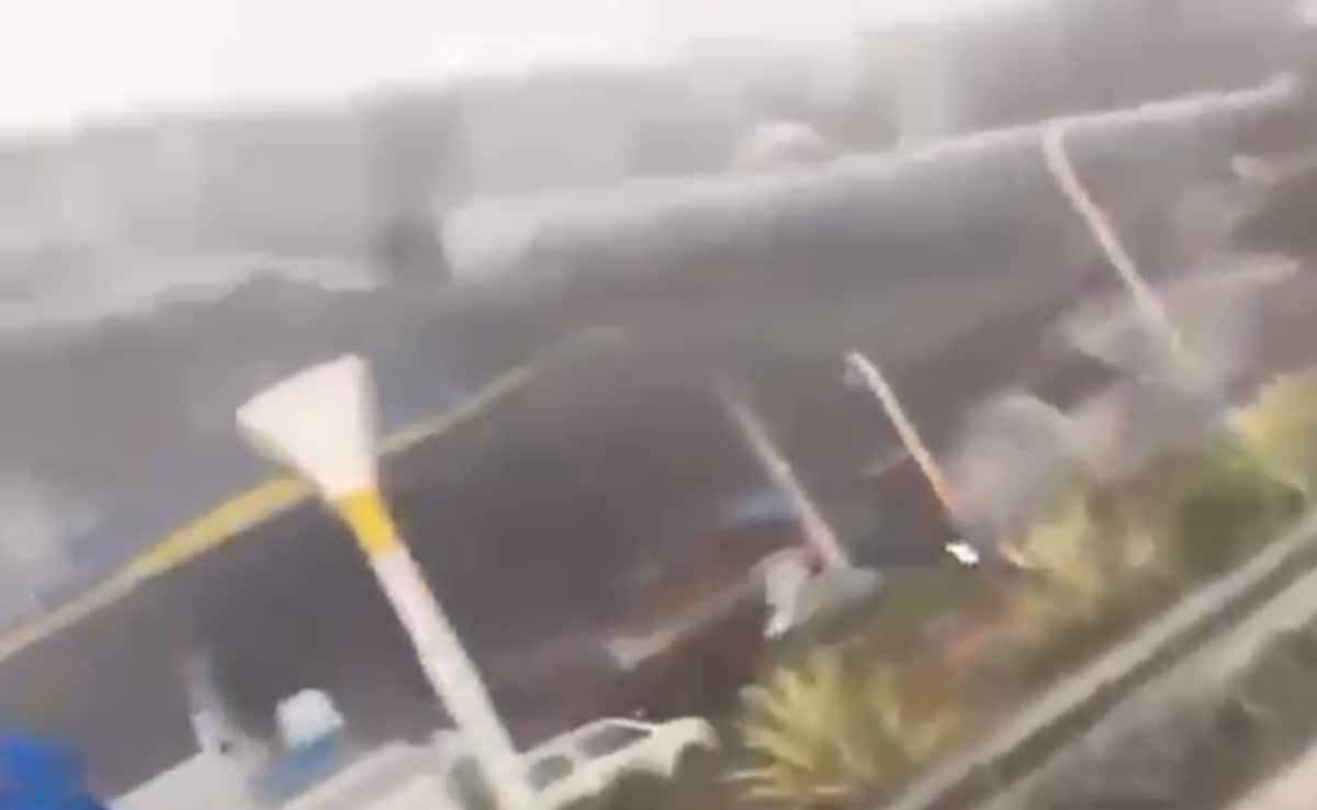 Video: 16 Seconds Of Horror As Mumbai Billboard Crashes Down On Petrol Pump Video: 16 Seconds Of Horror As Mumbai Billboard Crashes Down On Petrol Pump