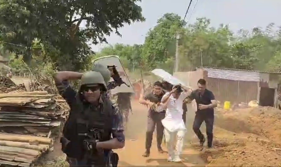 Video: Bengal BJP Candidate Forced To Run As Protesters Throw Stones