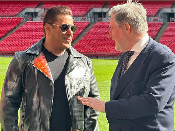 Brent Norths MP Barry Gardiner extends a warm welcome to Salman Khan