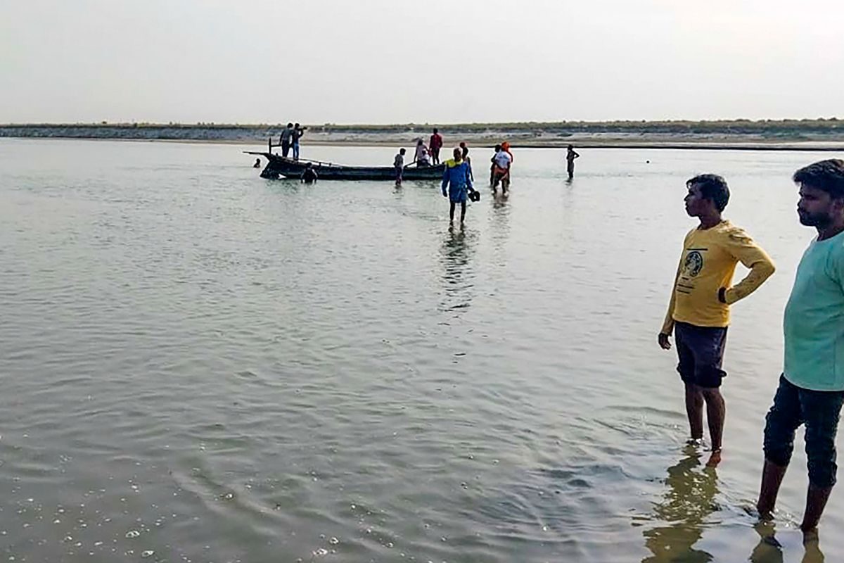 Teenage Boy Drowns in Saryu River While Taking Selfies in Uttar Pradesh’s Ballia Teenage Boy Drowns in Saryu River While Taking Selfies in Uttar Pradesh’s Ballia