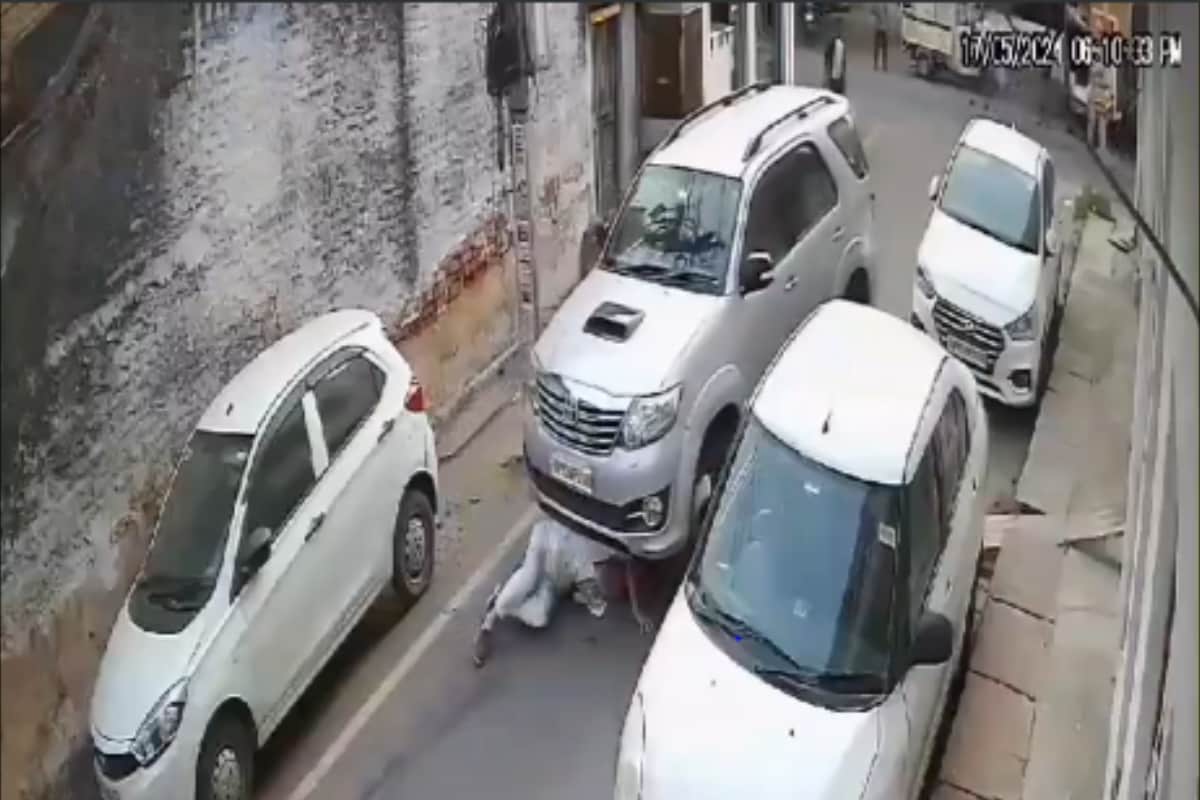 UP Man Runs Over Elderly Man Twice While Reversing SUV In Jhansi | Video