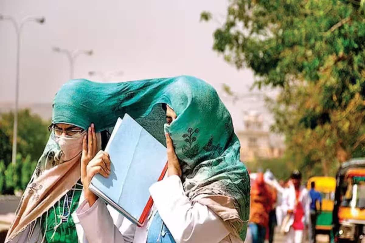 Delhi Sizzles At 42 Degrees On Season’s Hottest Day; Heatwave Sweeps 5 Other States Delhi Sizzles At 42 Degrees On Season’s Hottest Day; Heatwave Sweeps 5 Other States