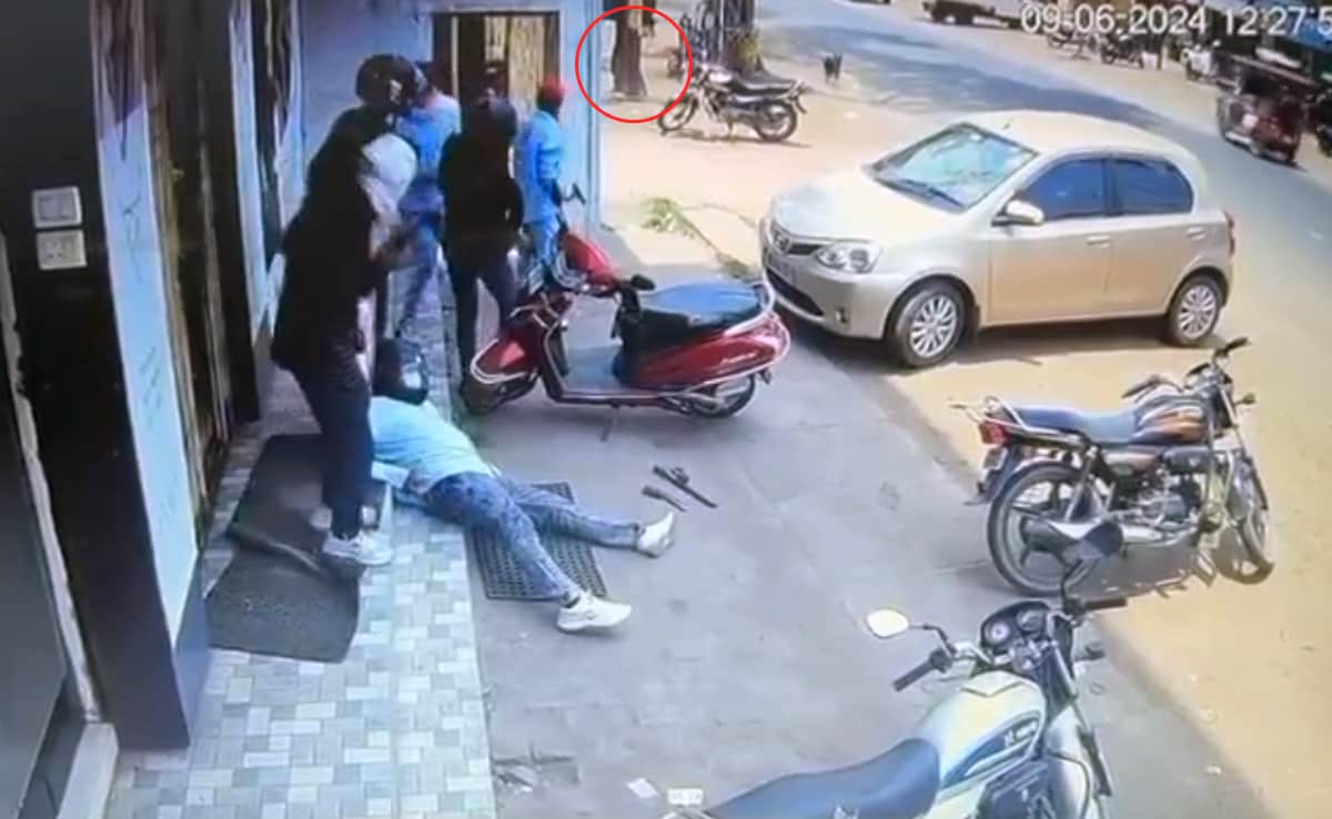 Watch: Bengal Cop Dodges Bullets From 7 Robbers, Stops Rs 4 Crore Heist