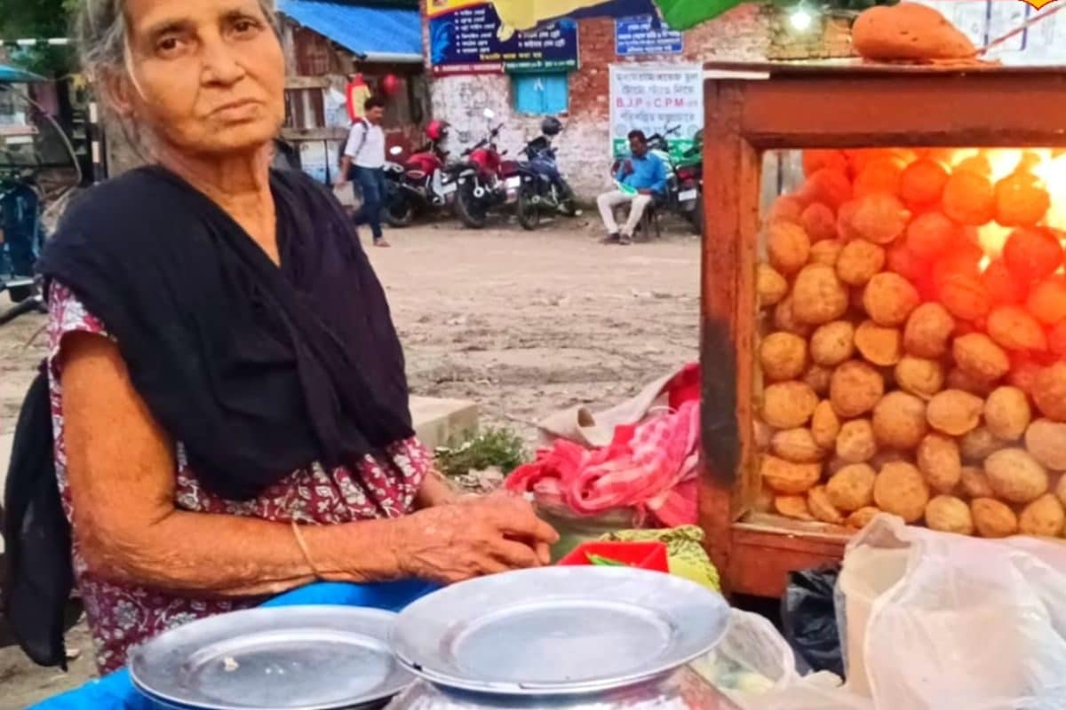 This 95-year-old Bengal Woman, Who Survived Bangladesh Liberation War, Sells Golgappas